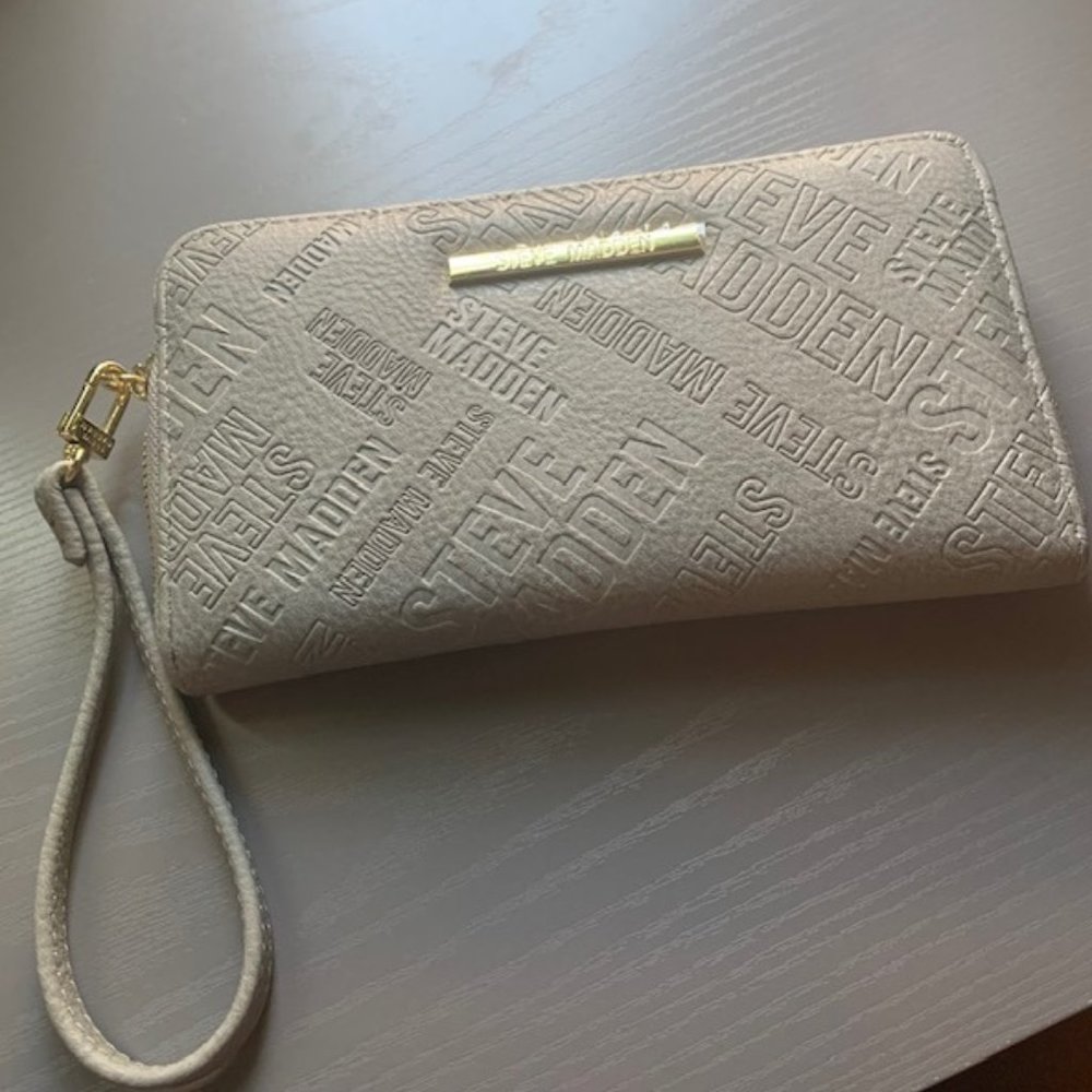 Steve Madden Wristlet